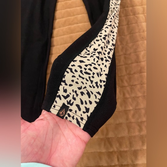 Women’s Volcom Leggings Size M - Picture 2 of 2